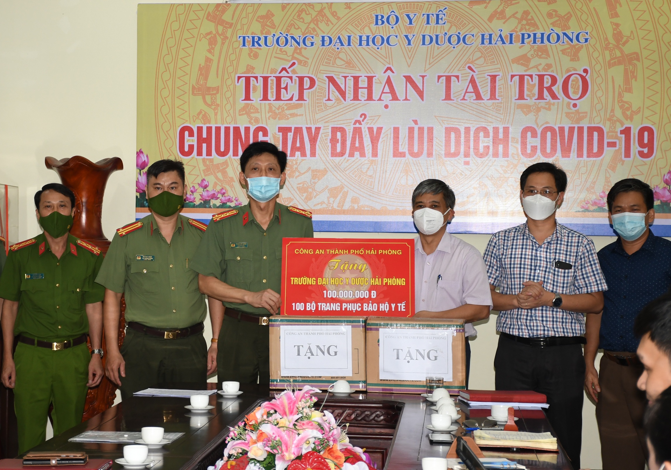 Tặng Trường Đại học Y Dược Hải Phòng 100 bộ trang phục bảo hộ y tế và 100 triệu đồng